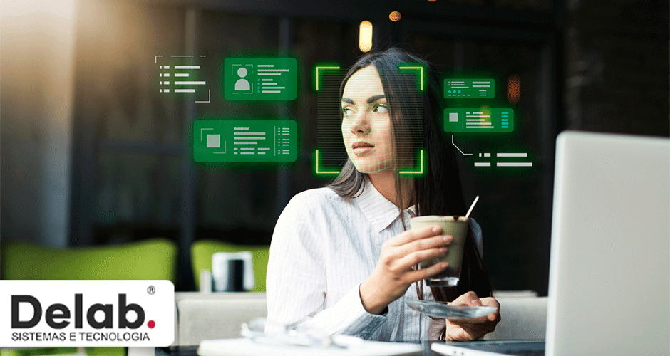 Mulher usando computador com interface de reconhecimento facial digital projetada na tela