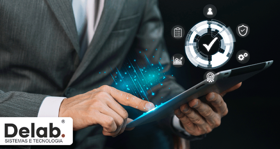 Empresário utilizando tablet com ícones digitais flutuantes representando automação e transformação digital corporativa
