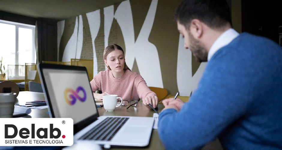 Equipe discutindo estratégias de integração de comunicação com cliente em ambiente de trabalho colaborativo