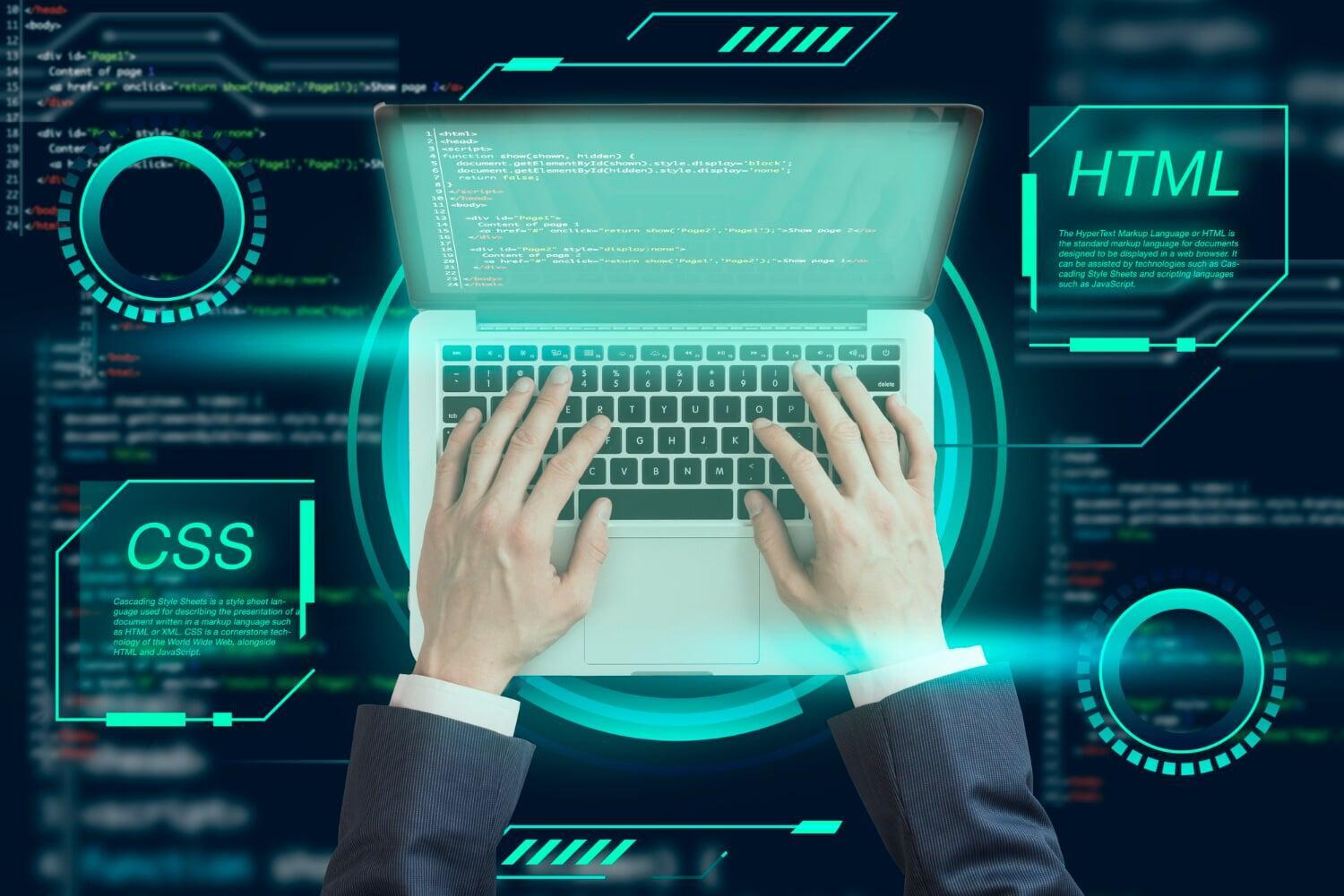 Mãos digitando código em notebook com ícones de HTML e CSS