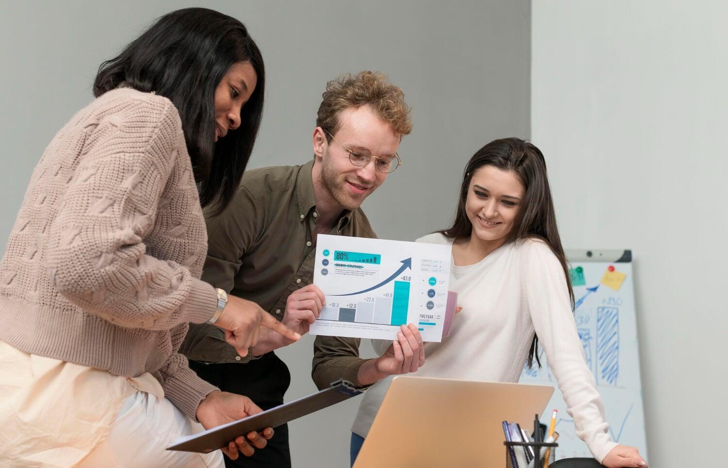 Pessoas analisando dados de captação de leads em ambiente corporativo