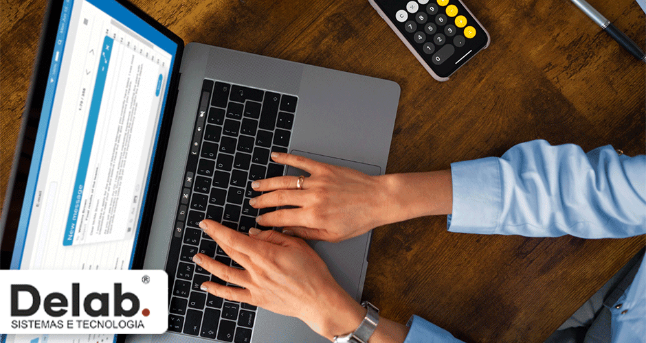 Profissional utilizando formulário online para qualificação de leads no computador